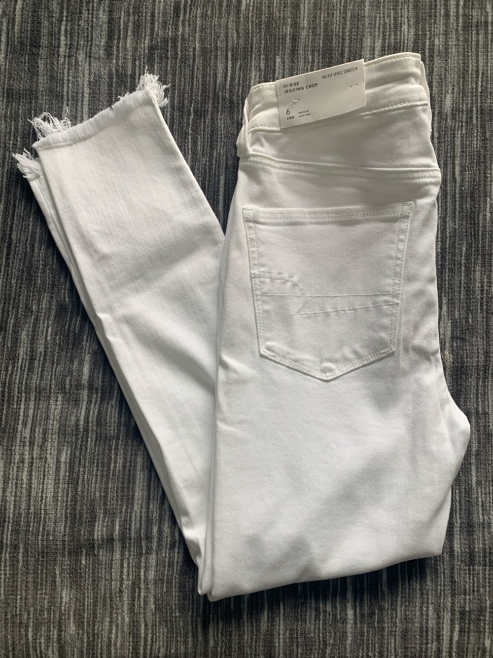 AMERICAN EAGLE Women's White High Rise Jegging Cropped Frayed Hem Size 6